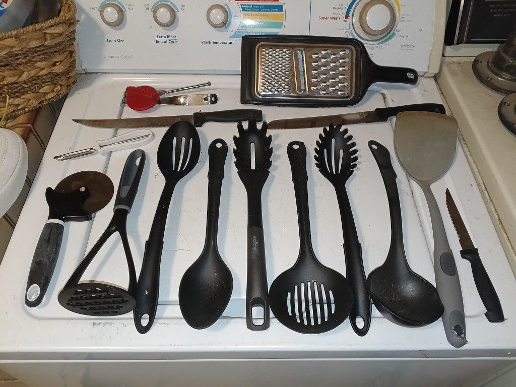 Lot of 15 different kitchen utensils
