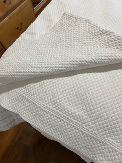 Gorgeous, Bloomingdale's At Home white quilted coverlet/quilt