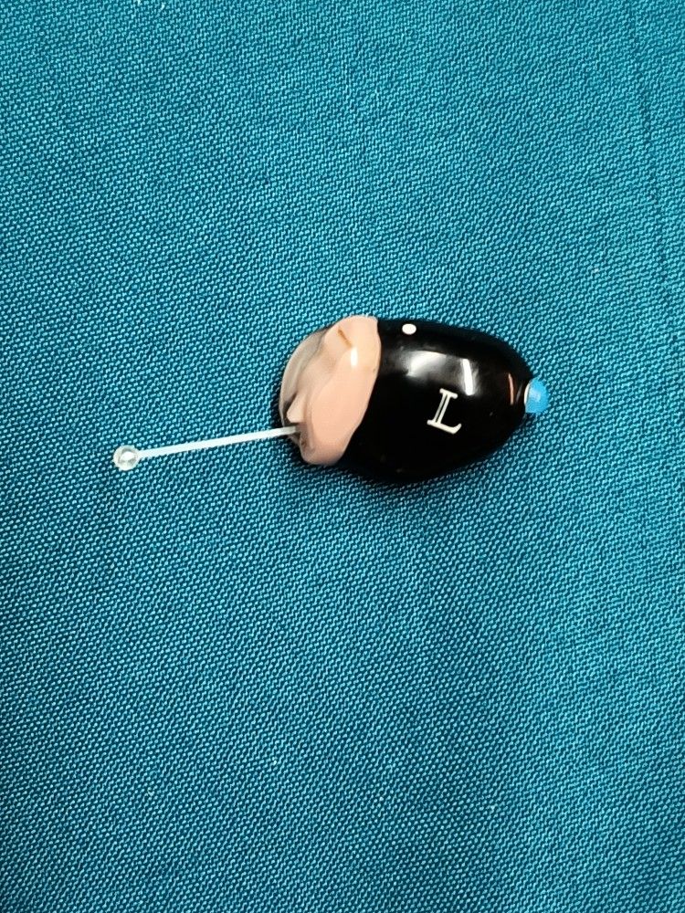 *~* Brand New hearing Aids (Never Used) *~*