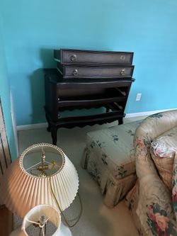 2 drawer dresser/hutch