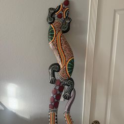 Lagarto artesanal de madera tallado a mano estilo puntillismo