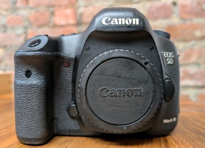 Canon EOS 5D Mark DSLR - Shutter Count: 6k