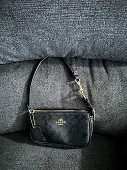 New small shoulder bag/wristlet. See pictures. Read Description