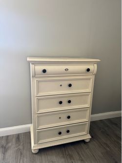 5 Drawer Vanity Dresser