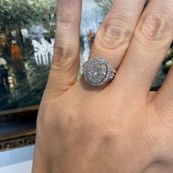 14K White Gold Natural Diamonds Gorgeous Ring With Lots Of Sparkling!!