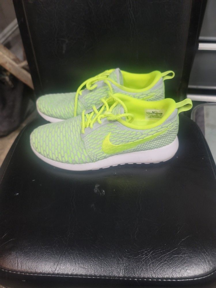 Nike Roshe Run Flyknit Shoes