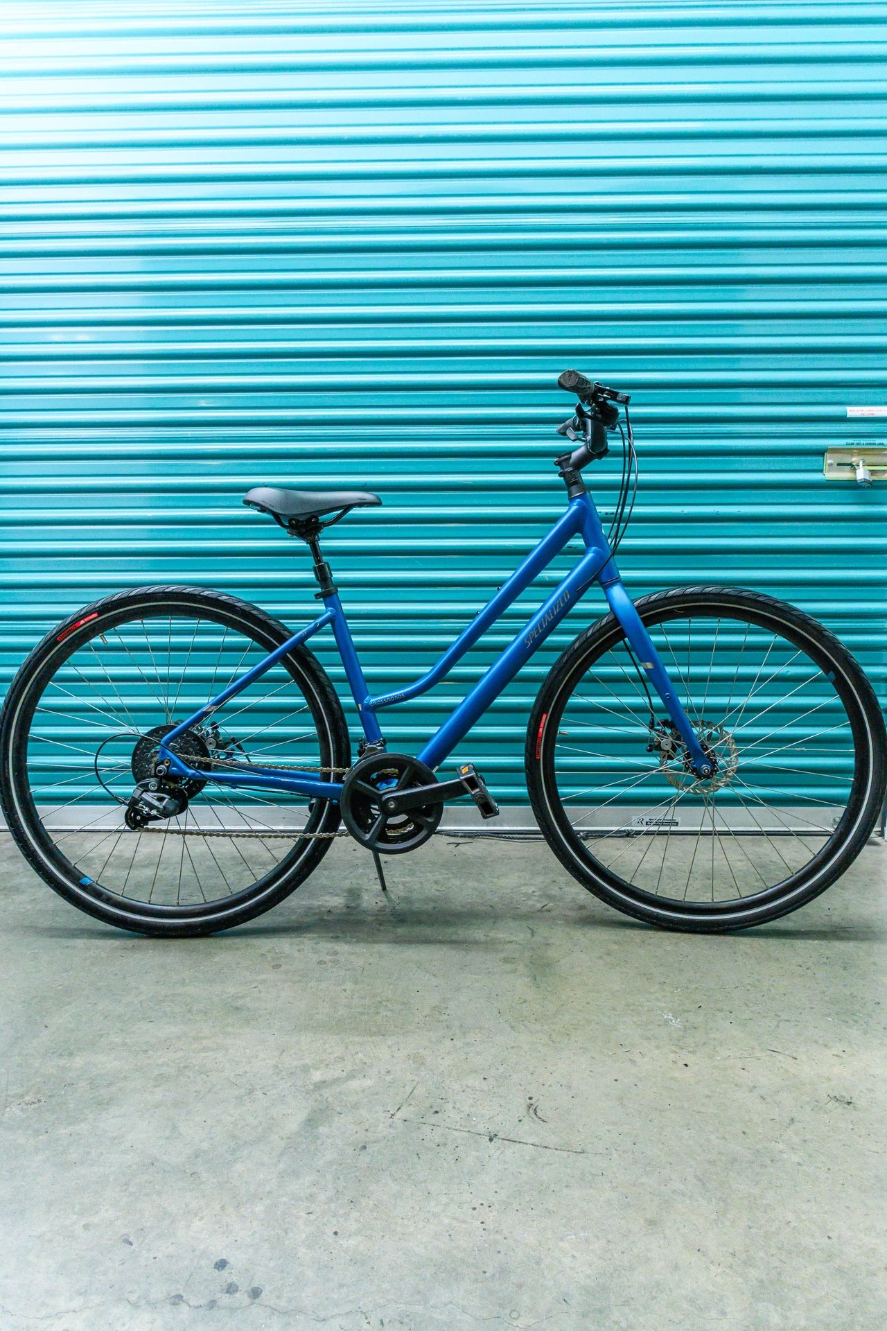 🔵☁️ Specialized Crossroads Hybrid / Cruise Bike - Size Medium