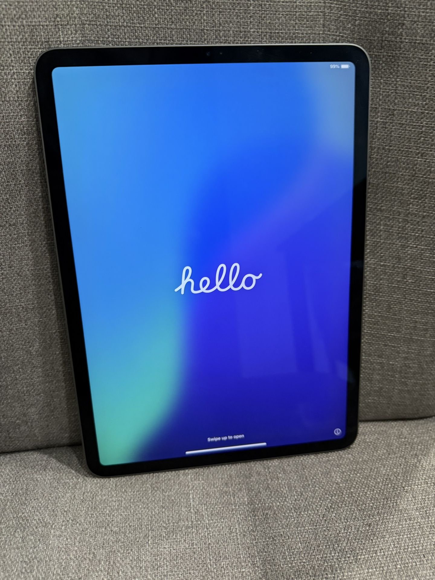 iPad Pro 11-inch (2nd Gen) 256GB + Apple Pencil + Keyboard Case