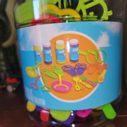 (NEW) 20 PIECE BUBBLES BUCKET. SEE ALL PICTURES