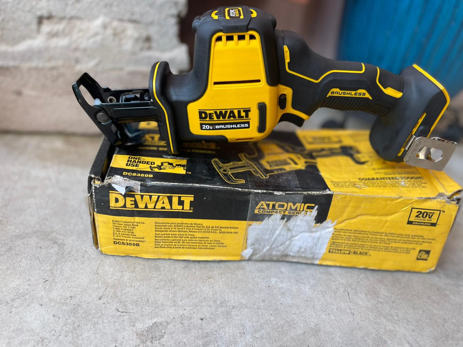 DEWALT ATOMIC 20V MAX Cordless Brushless Compact Reciprocating Saw (Tool  Only) for Sale in Mesa, AZ OfferUp