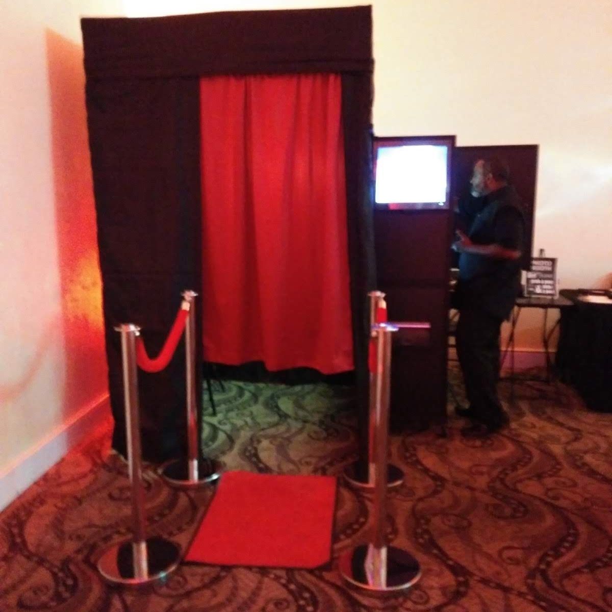  Photo Booth, Camera Equipment and Props 