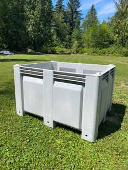 Plastic pallet box