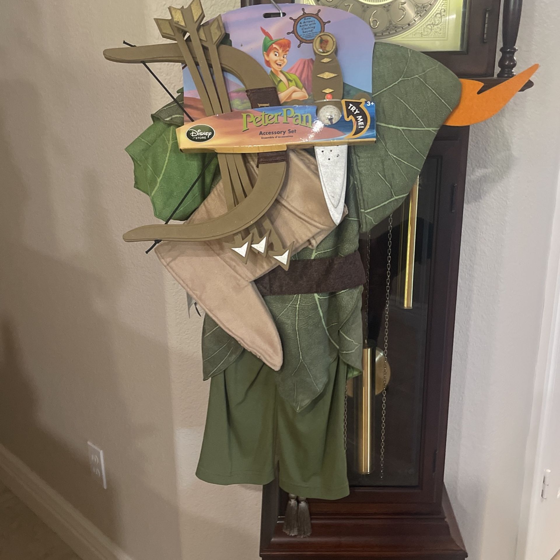 Brand new Peter Pan costume size 4 with accessories Disney store