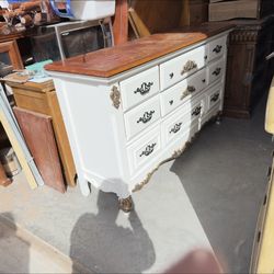 🎁Beautiful Vintage/9 drawer dresser- Solid wood🎁