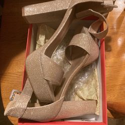 Women’s Gold Shoe Like New Pick Up Today 