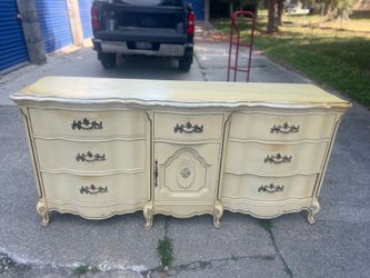 French Provincial 9 drawer dresser