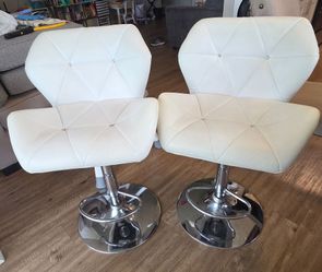 2 bar stools