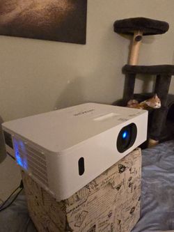 Hitachi CP-WU5505 LCD Projector