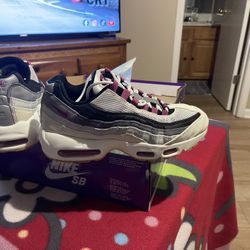 SB AIR MAX 95   Size 8 Men