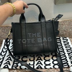 New Authentic Leather Marc Jacob Handbag For Sale. 