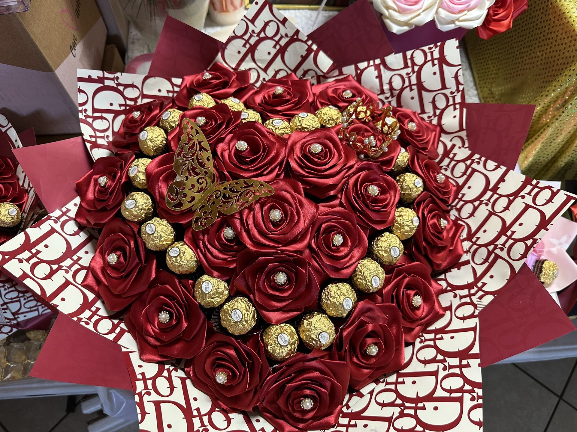 Ramo De Rosas Eternas Con Chocolates Y Luses El Regalo Ferfecto Para El Día De Las Madres
