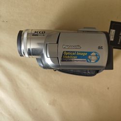Panasonic PV-GS320 3CCD Mini DV Camcorder