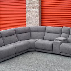 GRAY MODULAR SECTIONAL W 2 POWER RECLINERS & CUP HOLDER W USB - delivery is negotiable