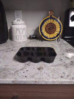 Lodge 5p2 Muffin Tin
