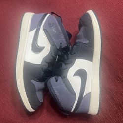 Jordan 1 Mid Size 2Y