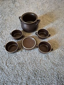 Pot with lid and mugs