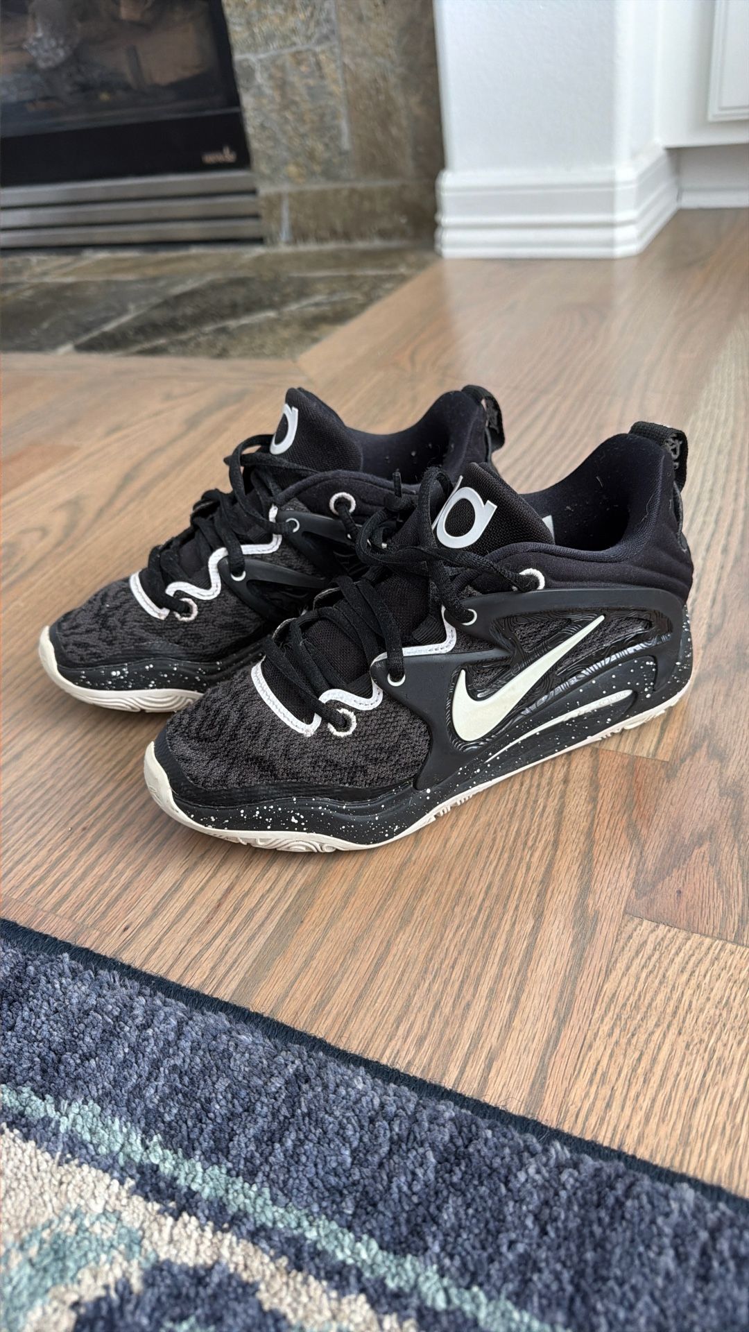 Nike Easy 07 Size 3,5 Kids $100