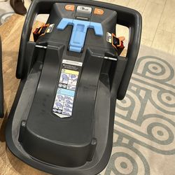 UPPAbaby MESA Infant Car Seat  Base  & Travel Bag – Excellent Condition- Package Retails For $320