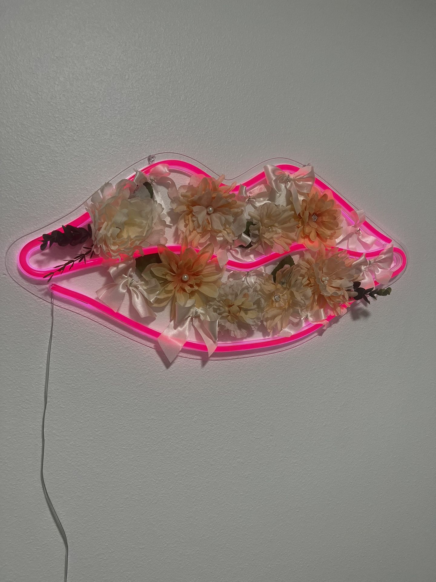 Led Kiss Sign With Flowers And Bows