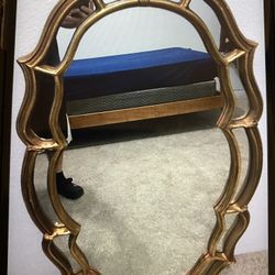 Excellent”Ova Mirror” Anticué Style Look Like New Mesures: 42” High X 22” Wide I Have 2- Bailable Available 