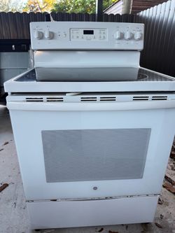 GE Electric Range with Glass Cooktop