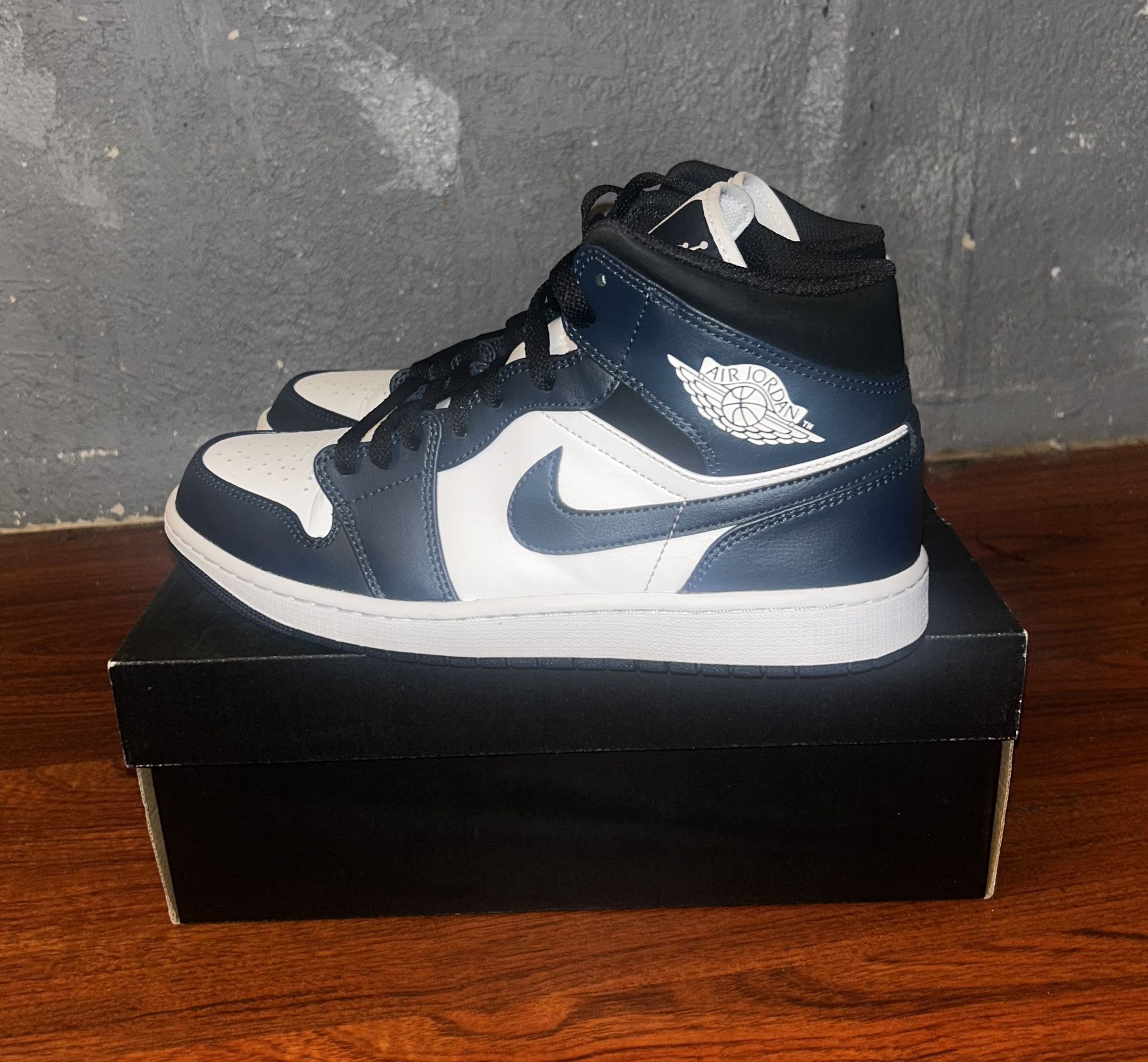 AIR JORDAN 1 MID (size 9)