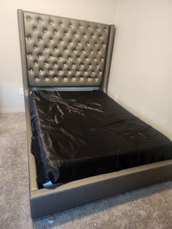 Tufted Upholstered Platform Queen Bed Frame