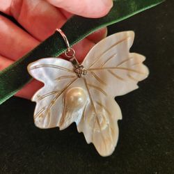 Mother-of-pearl Leaf Pendant Velvet Choker