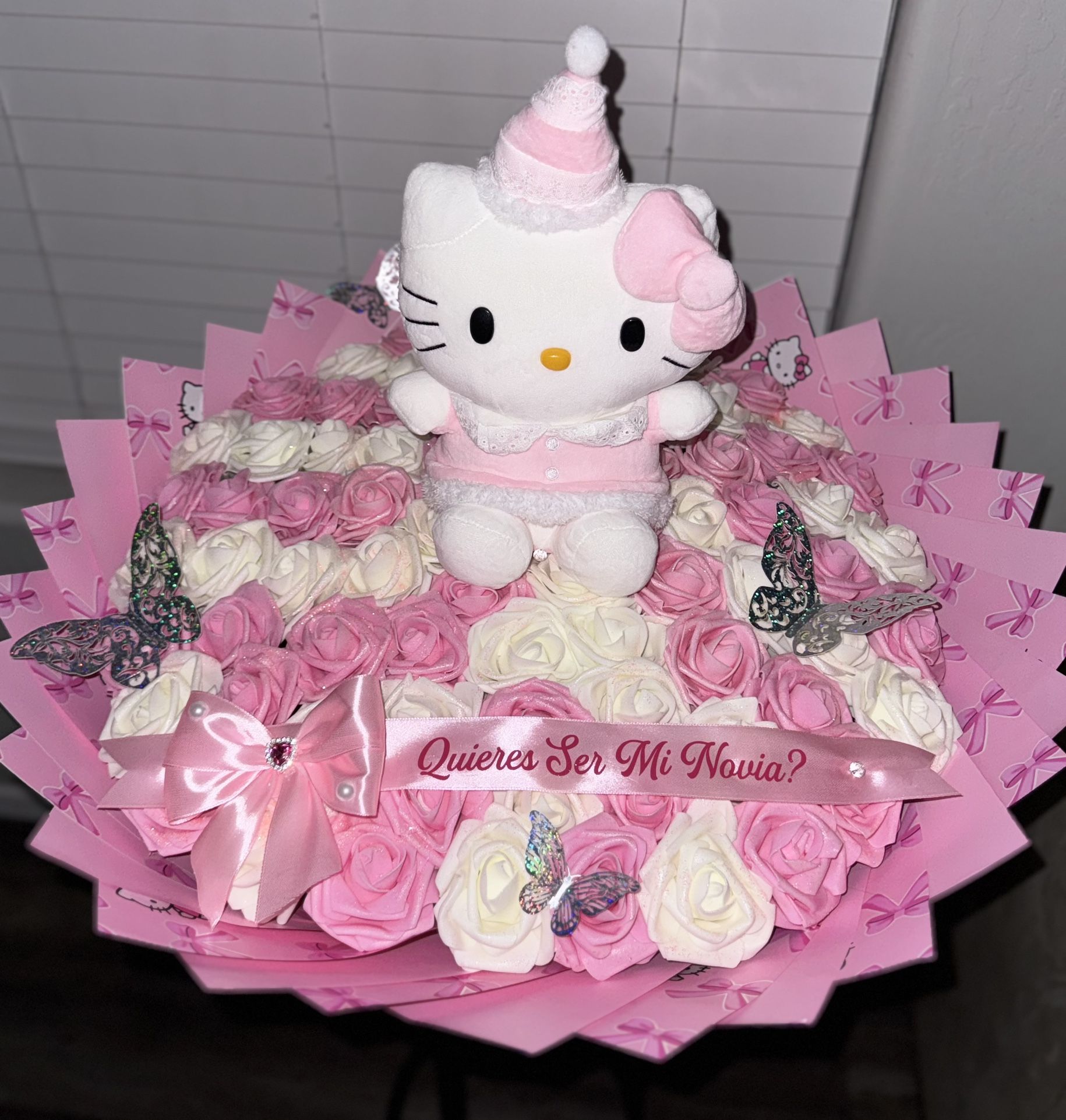 Christmas Bouquet Ramo 75 Artificial Roses Hello Kitty Pink White