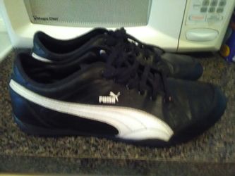 Leather pumas very good condition size 10/1/2