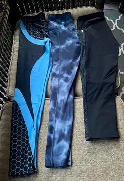 3 pairs of women’s leggings / yoga pants