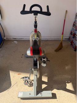 Sunny Health & Fitness Indoor Cycling Spin Bike – Excellent Condition