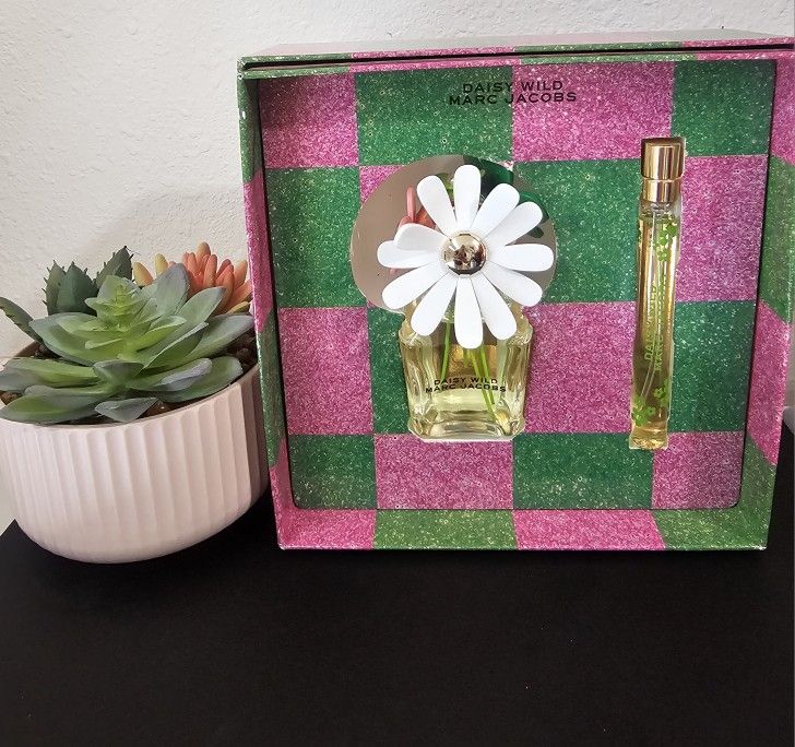 70 New Versace Perfume Daisy
