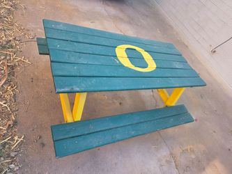 Picknic table Oregon Ducks