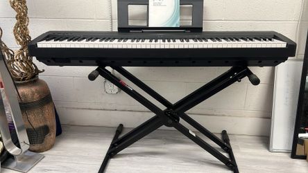 Vendo piano digital/ I am selling a digital piano.
