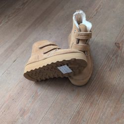 Never worn Girls Size 3 Bearpaw Boots
