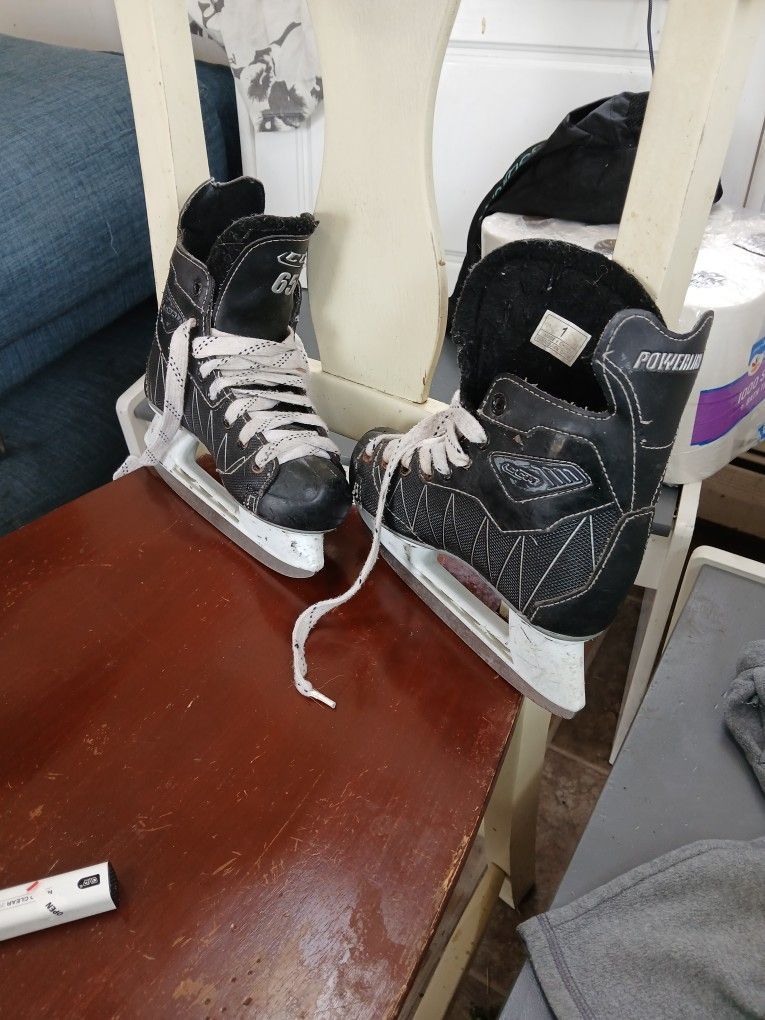 Kids CCM POWERLINE hockey Skates Sz 1