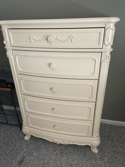 Antique style tall dresser good condition