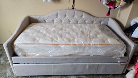 Tufted Upholstered Daybed with Trundle