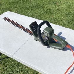 Good Working 18” Black&Decker Plug In Hedge Trimmer